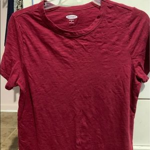 maroon old navy t shirt.